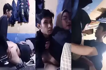 Hijabers Kacamata Montok Ngewe Ganas Becek Banjir poster
