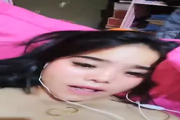 Live Pamer Memek Pakai Earphone Gaya Unik Viral Indo poster